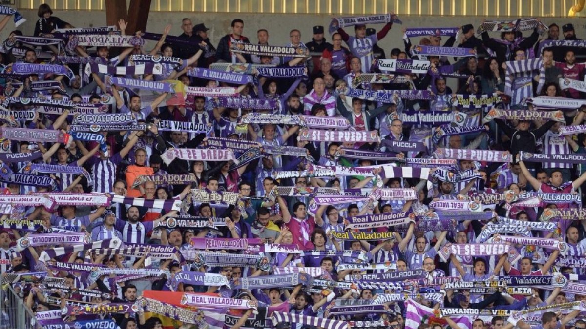 Afición del Real Valladolid durante un partido de Liga en Segunda.