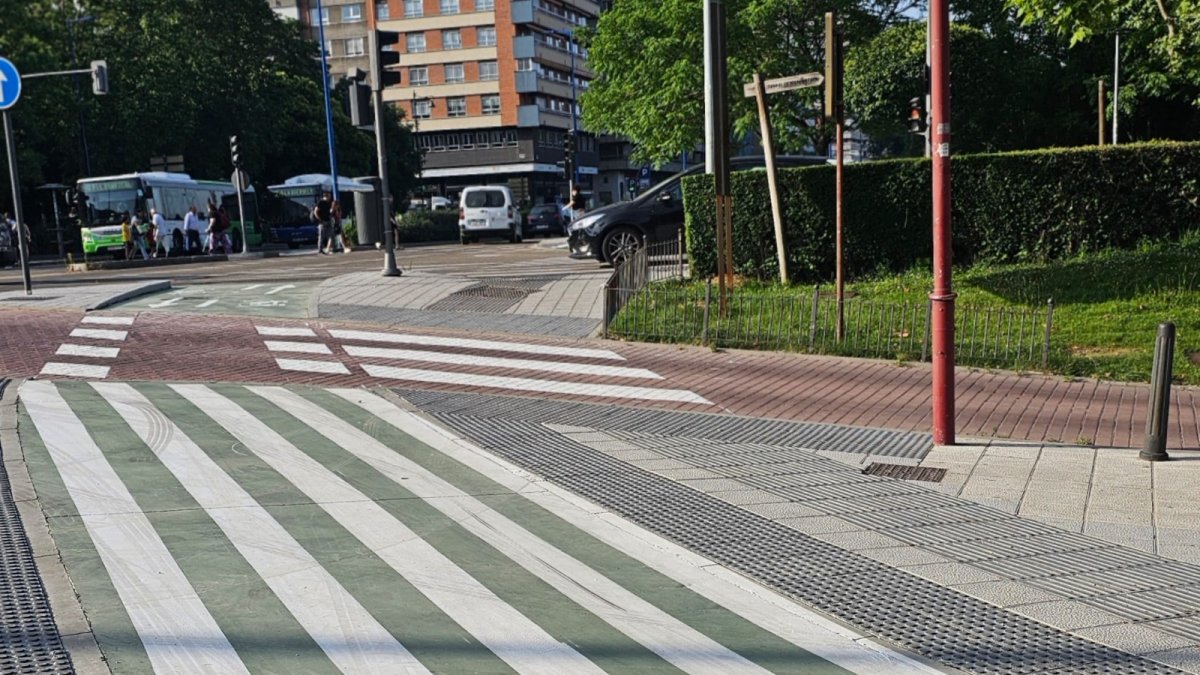 Paso de peatones en el nuevo carril bici de Isabel la Católica