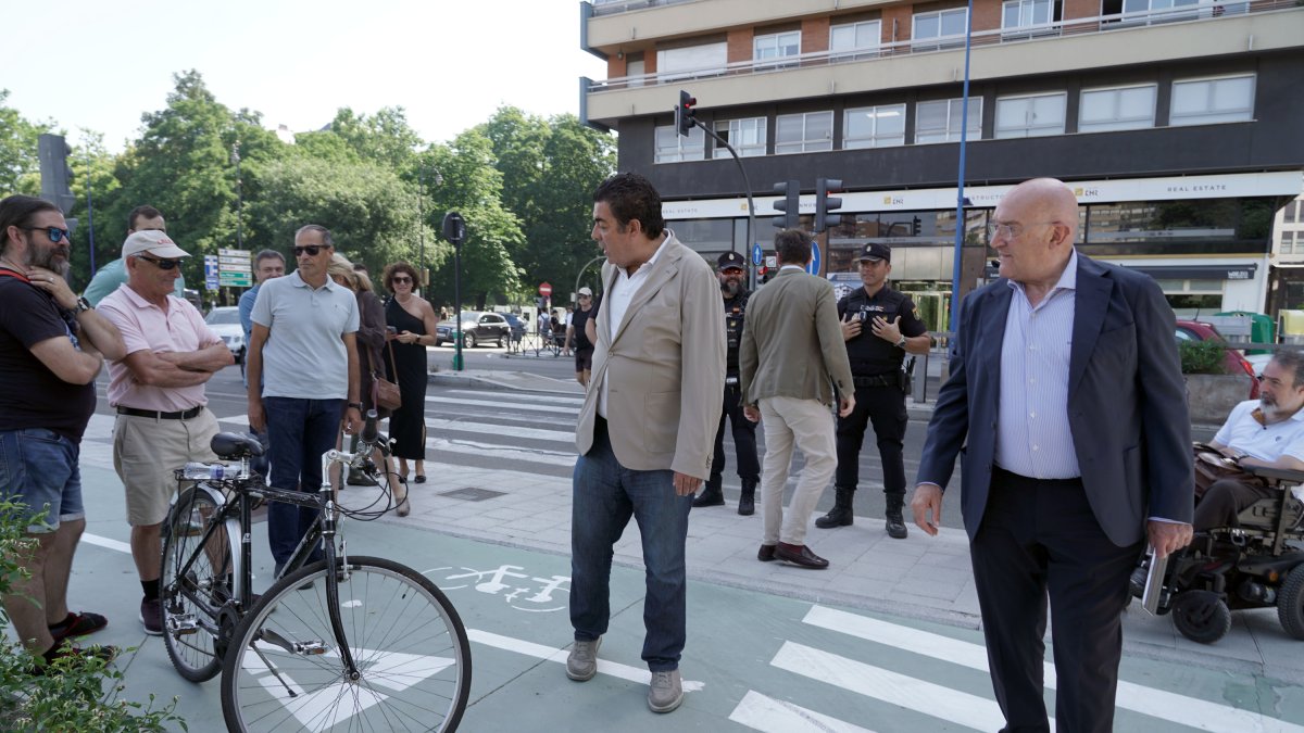 El alcalde de Valladolid, Jesús Julio Carnero, inaugura el carril bici del paseo Isabel la Católica.