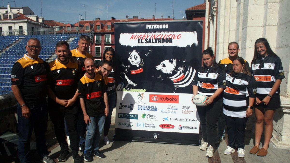 Representantes del Kubota El Salvador masculino y femenino, en el balcón del Ayuntamiento.