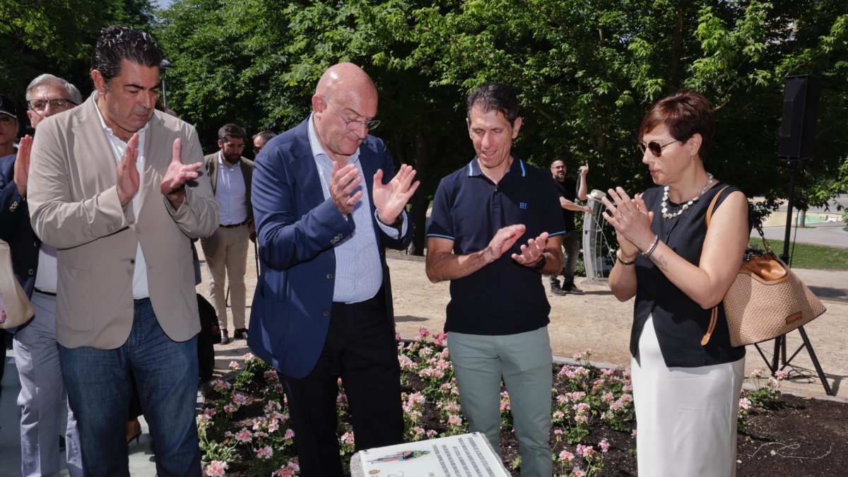 Alberto Gutiérrez Alberca, Jesús Julio Carnero y los padres de Estela, Juan Carlos Domínguez y Yolanda García, durante el homenaje.