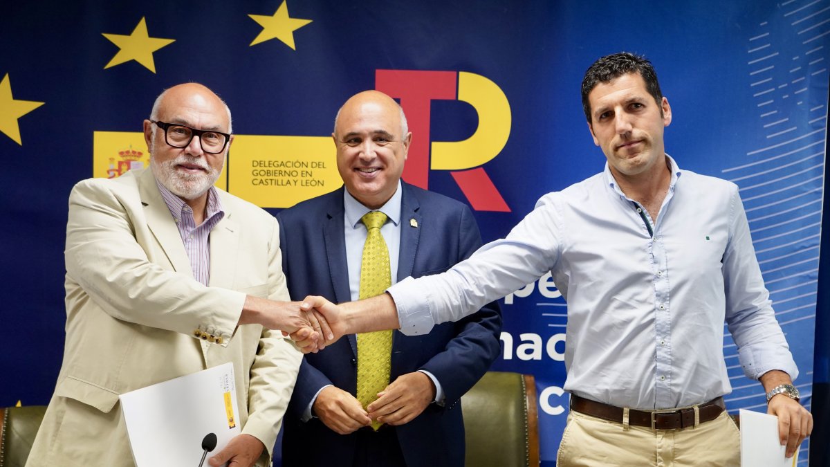 Jacinto Canales, el presidente de la Sociedad Mercantil Estatal de Infraestructuras Agrarias (SEIASA), Francisco Rodríguez Mulero, y el presidente de la comunidad de regantes del Canal Macías Picavea, Juan Mateo Rodríguez