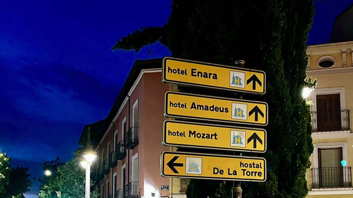 Cartel viral por los nombres de sus hoteles
