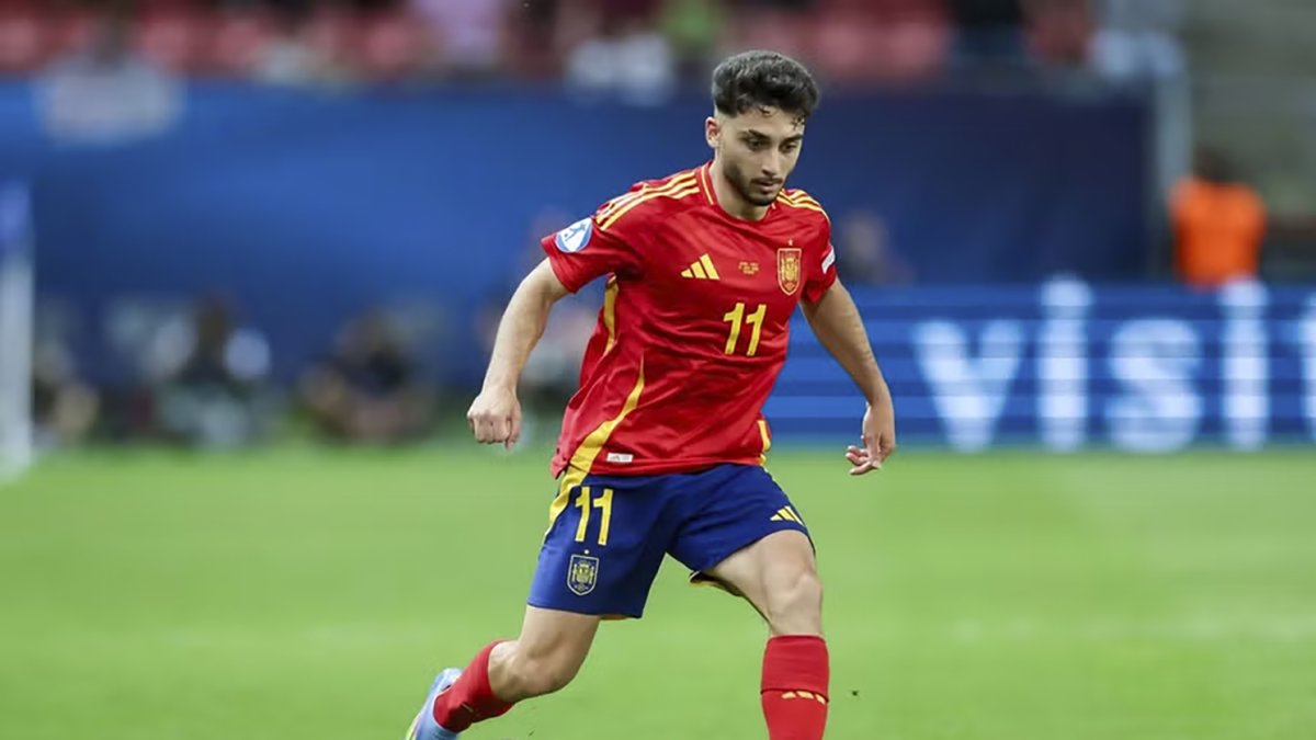 Raúl Moro controla el balón durante el reciente España-Italia sub 21.