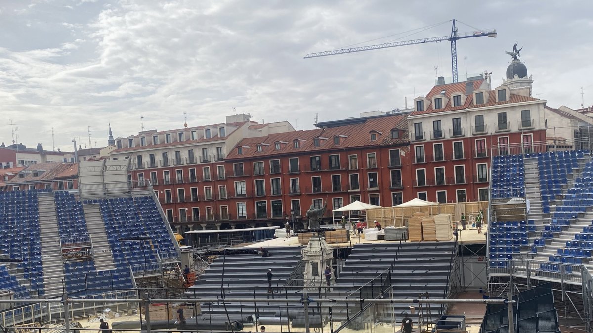 Montaje del pádel en la plaza Mayor de Valladolid