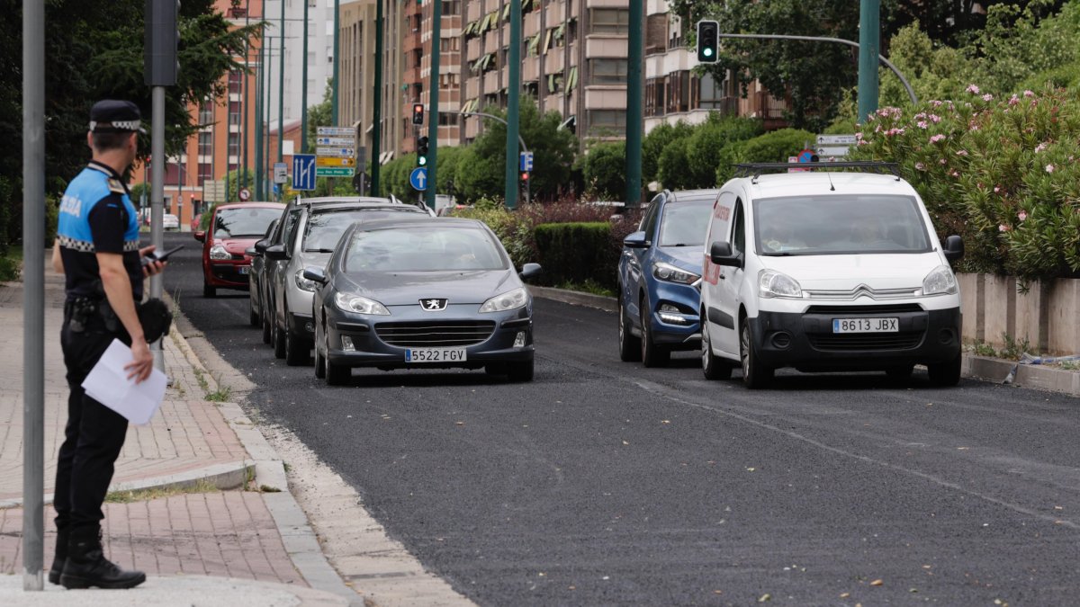 Los coches vuelven a circular por los dos carriles de Isabel la Católica, en sentido Paseo Zorilla