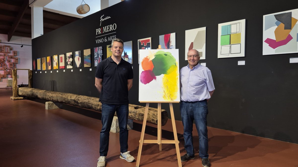 Manolo Fariña y su hijo Manu, actual director general de la compañía, en la pinacoteca junto a la obra ganadora.
