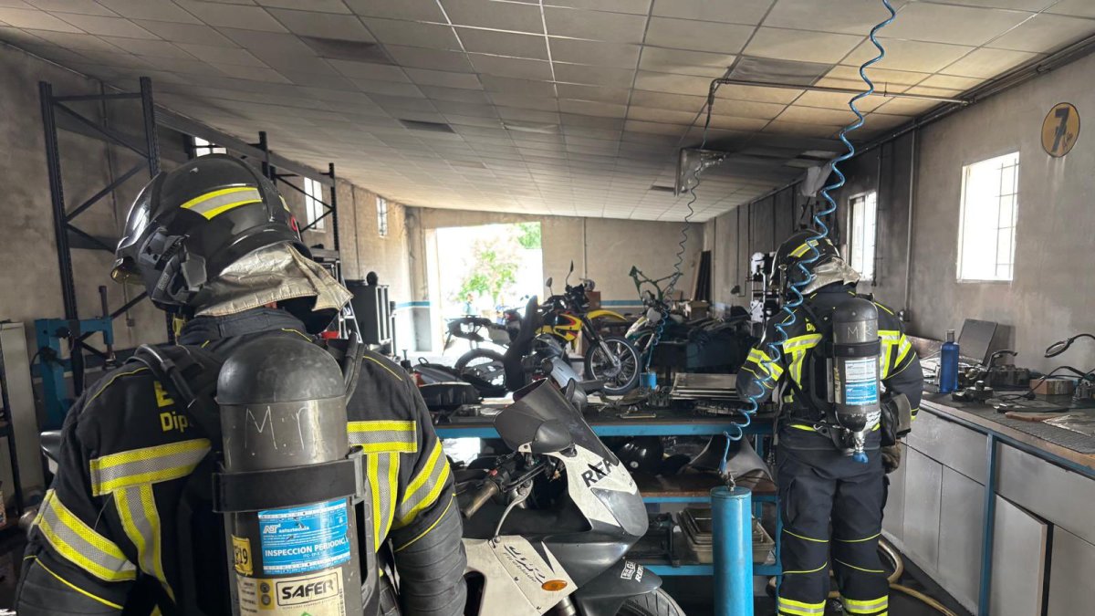 Los Bomberos revisan la nave afectada por el incendio.