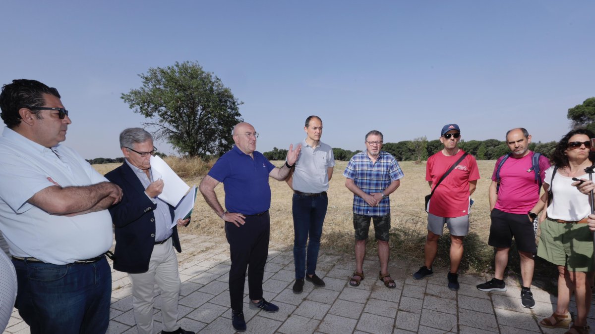El alcalde, Jesús Julio Carnero, explica a los vecinos las mejoras para el barrio de Pinar de Jalón