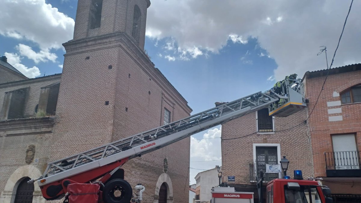 Bomberos saneando la fachada de la Iglesia de San Pedro en Olmedo, Valladolid.