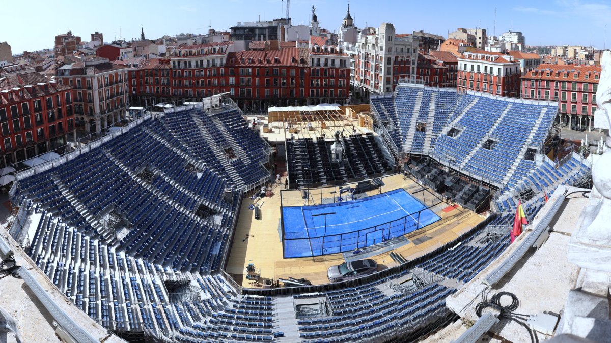 Vista aérea panorámica de la pista central del Valladolid Premier Padel P2 en la Plaza Mayor.