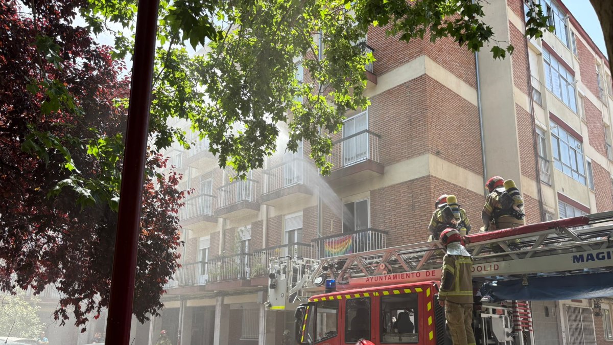 Los bomberos actúan contra el fuego en la plaza Batallas