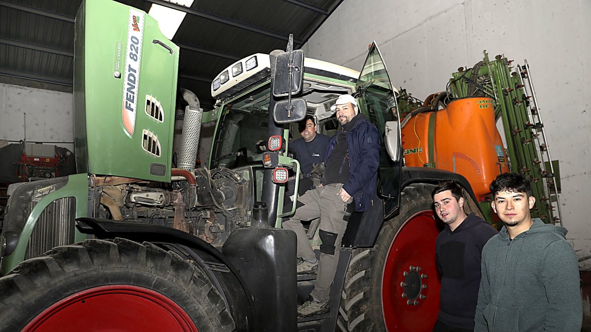 Estancia formativa, en la explotación agrícola de Jesús Revilla, en la imagen junto a los alumnos Alberto López, Guillermo Gallardo, y Javier Andrés.