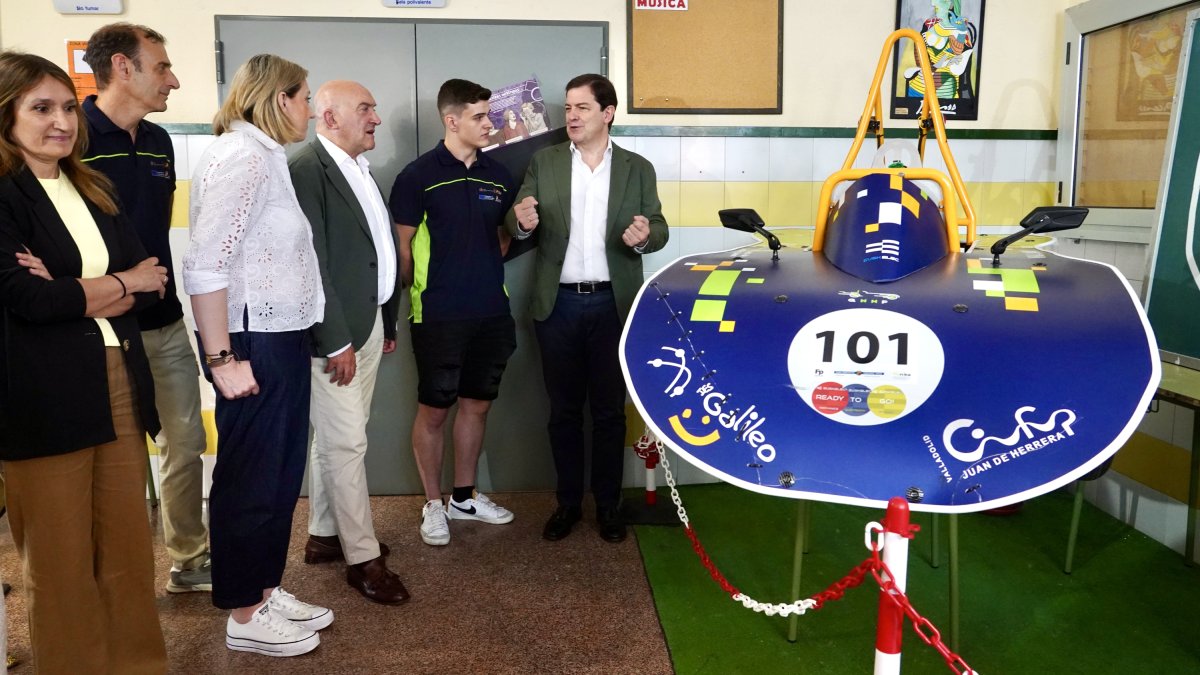 Mañueco y Carnero durante la visita a los centros educativos del proyecto de inclusión ‘Pajarillos Educa’.