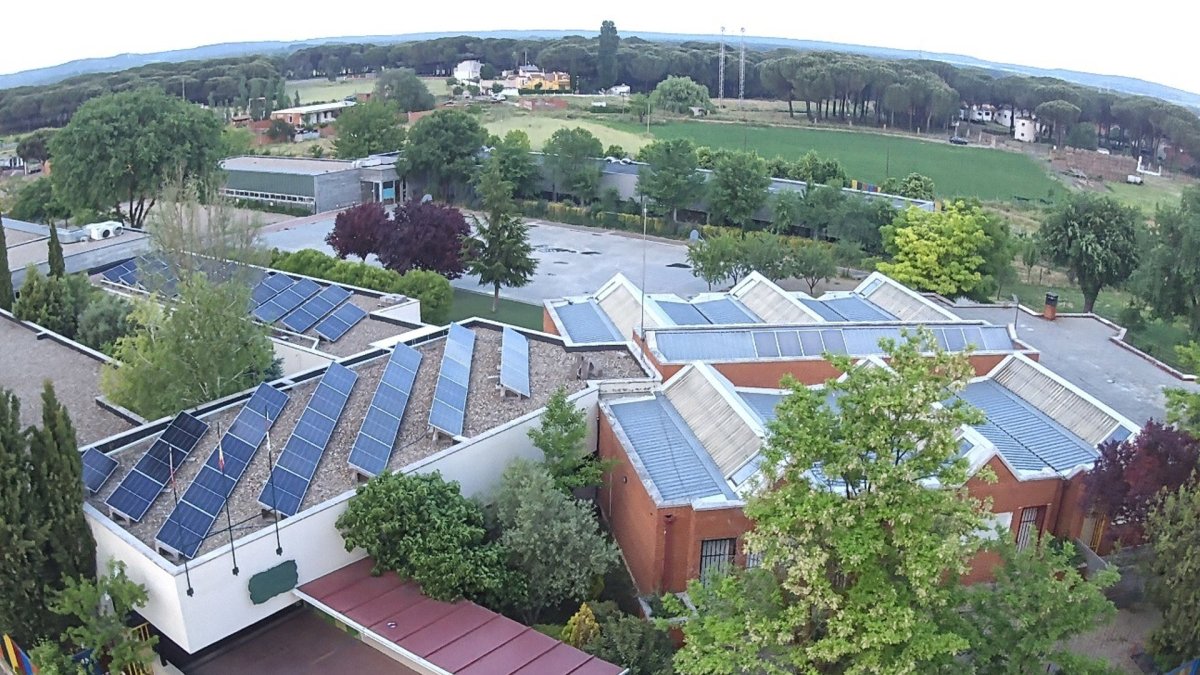 Placas solares en el Colegio Público de Educación Primaria Miguel Delibes de Aldeamayor, Valladolid.