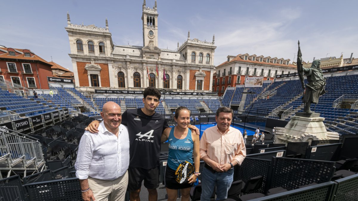 Presentación de pádel en la Plaza Mayor de Valladolid con Arturo Coello y Carolina Navarro.