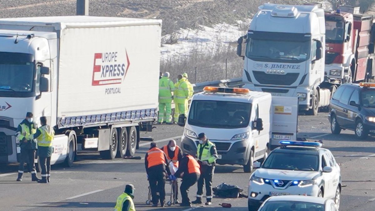 Traslado de uno de los camioneros fallecidos en el accidente de la A-62 en Tordesillas