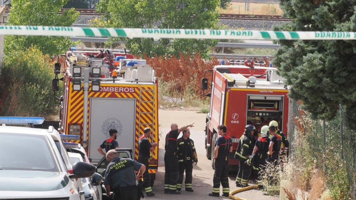 Un incendio arrasa una ebanistería en Santovenia de Pisuerga