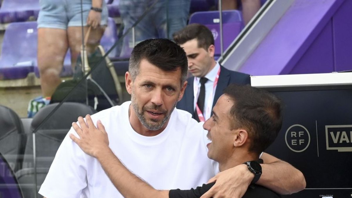 Borja Jiménez saluda a Pezzolano en el Real Valladolid-Leganés.