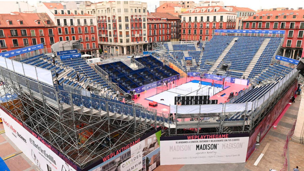Pista principal de pádel en la Plaza Mayor de Valladolid.