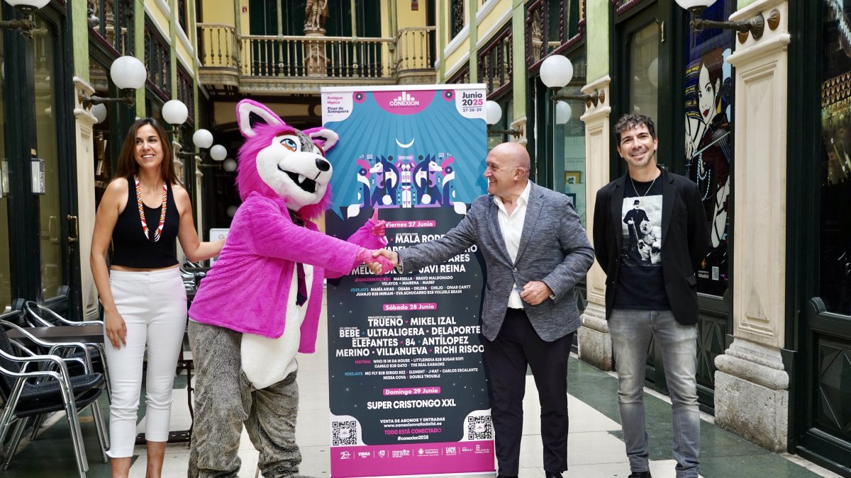 El alcalde de Valladolid, Jesús Julio Carnero, la concejala de Turismo, Blanca Jiménez, y el director de Conexión Valladolid, Álvaro Vidal, presentan el cartel del festival.