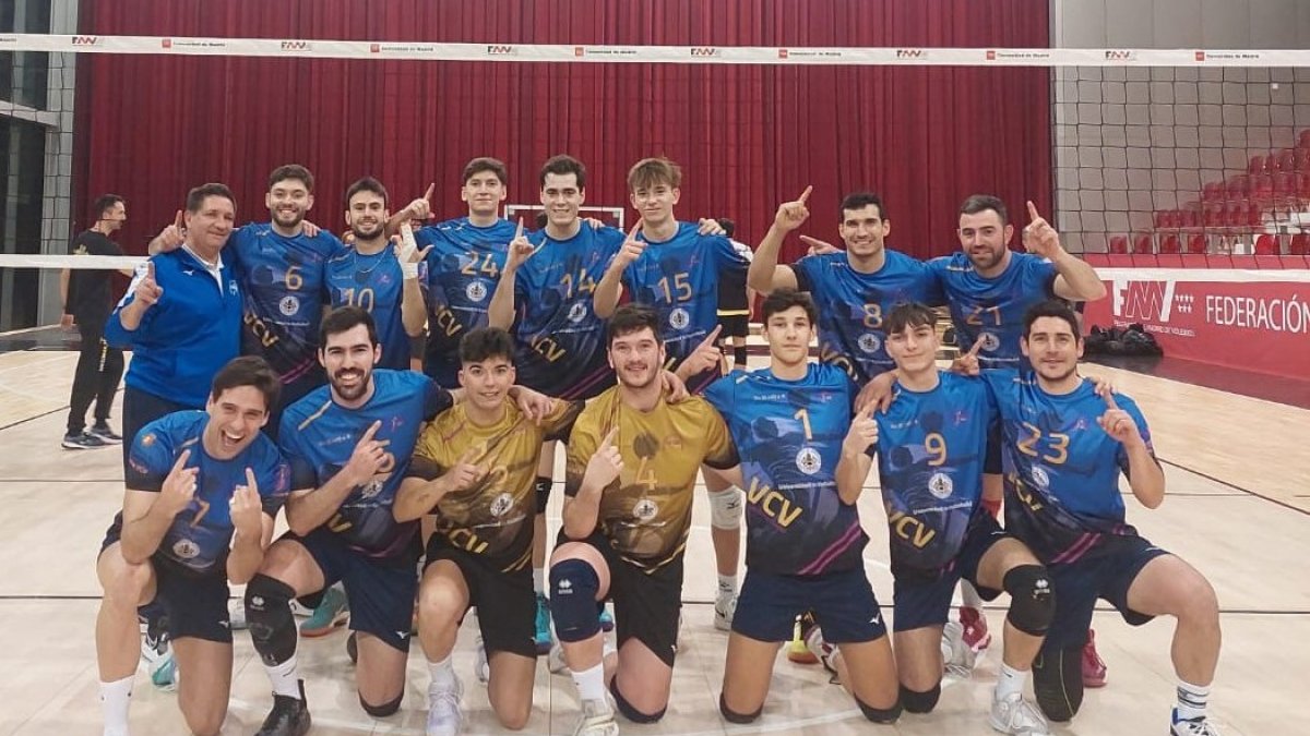 Plantilla UVa VCV celebra ascenso a Superliga 2.