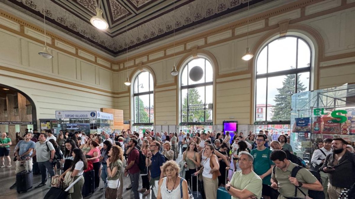 Viajeros en la estación de trenes de Valladolid afectados por el incendio