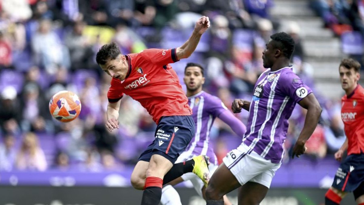 Budimir remata a gol ante Aidoo y Silva.