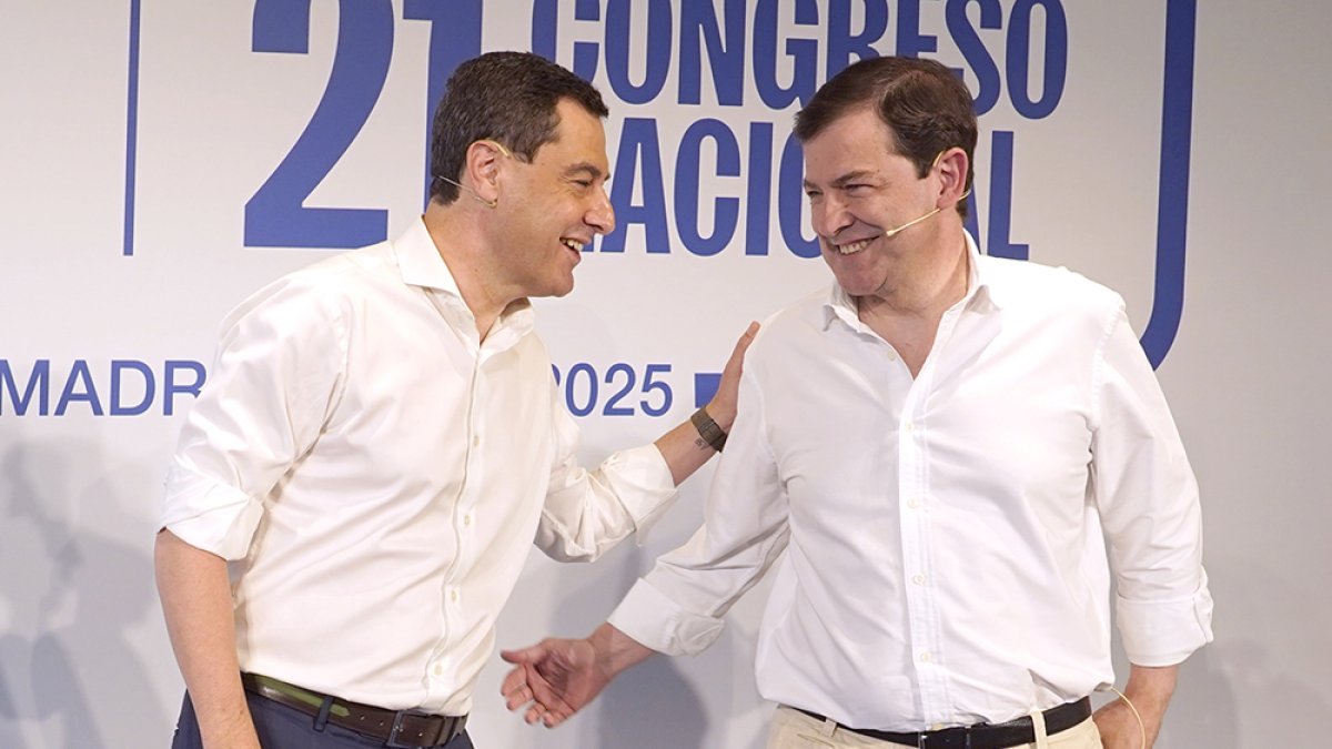 El presidente del Partido Popular de Castilla y León, Alfonso Fernández Mañueco y el del PP andaluz, Juan Manuel Moreno.