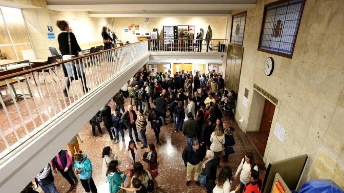 Imagen de archivo de los aspirantes a a las oposiciones de auxiliares administrativos al Ayuntamiento de Valladolid.