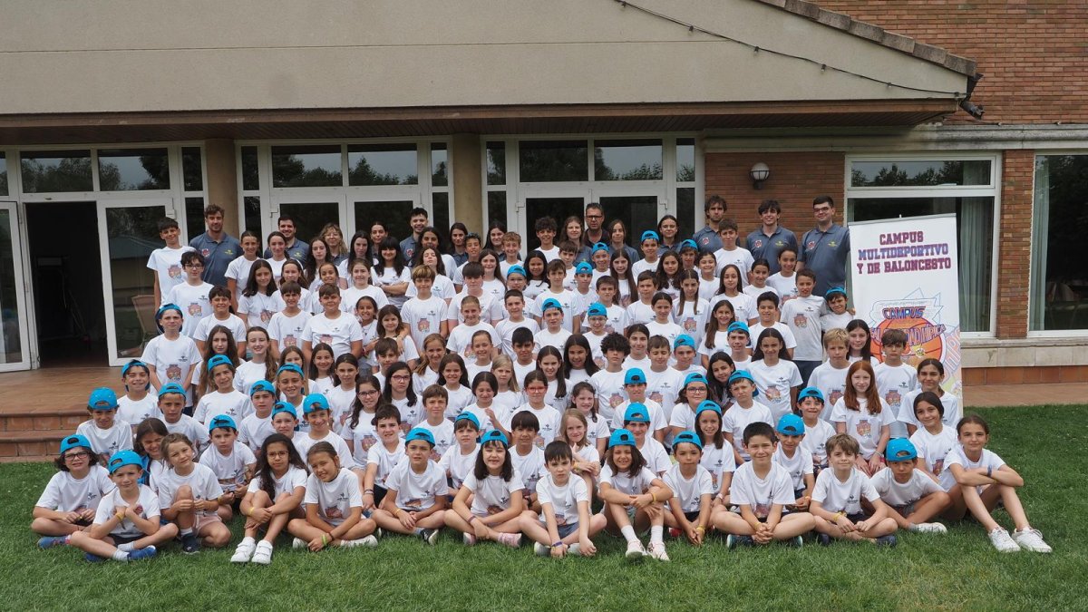 Foto de familia del 30 Campus Multideportivo y Baloncesto 'Real Sociedad Hípica'.