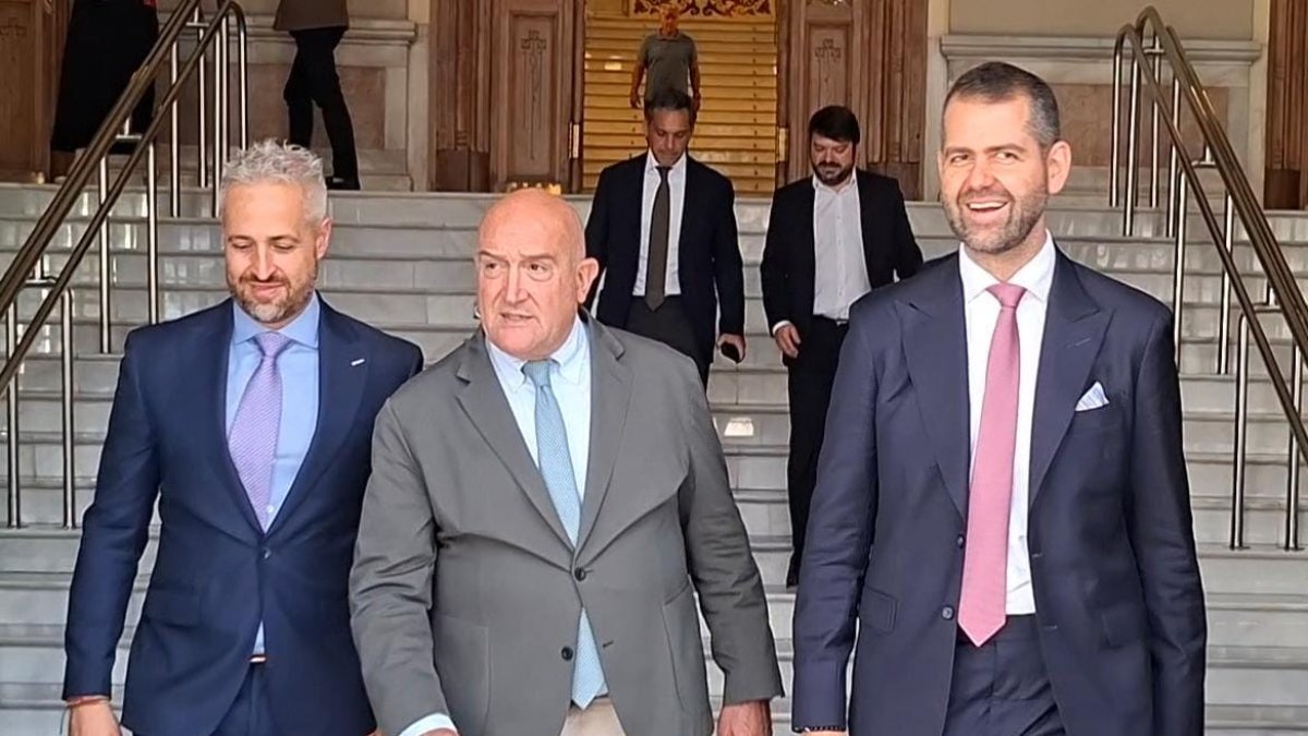 Carnero, acompañado de Solares (dcha.) y otro representante de la propiedad. Atrás, Benzaquen con Luis García.