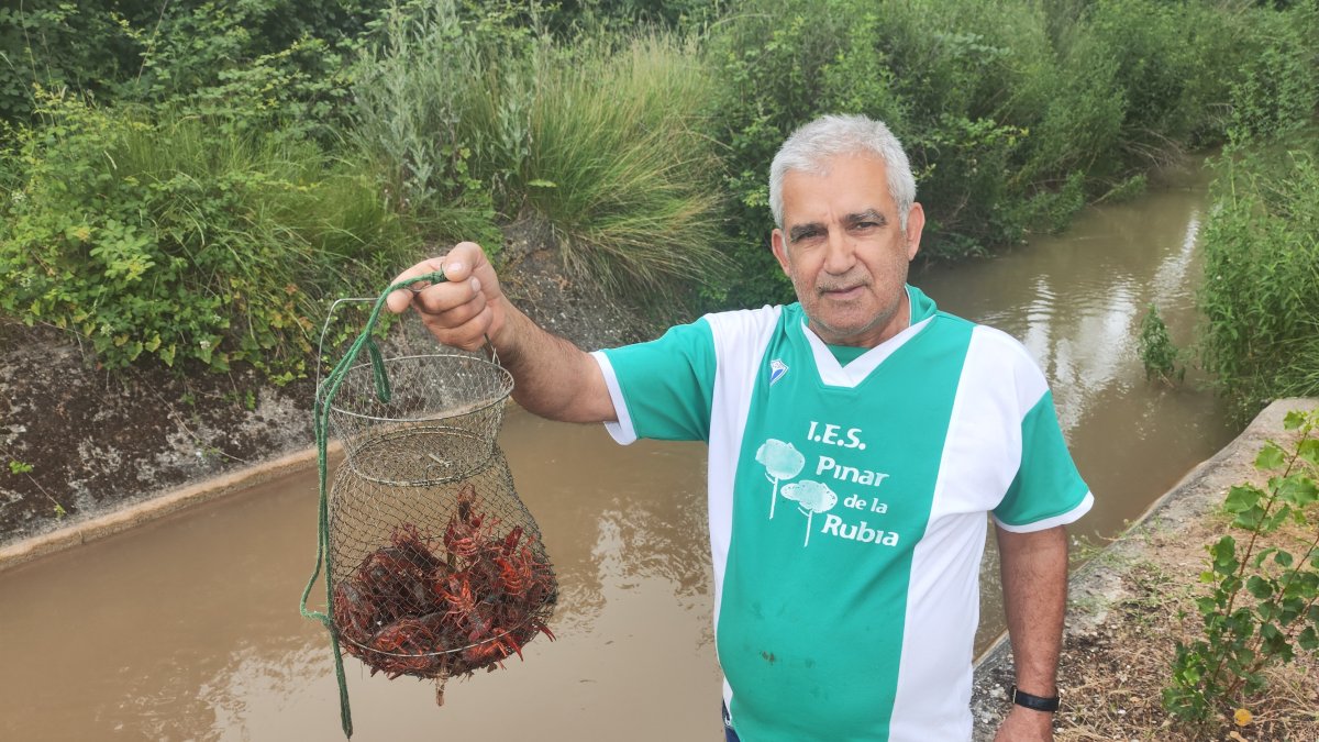 Aficionado vallisoletano tras una buena mañana cangrejera.