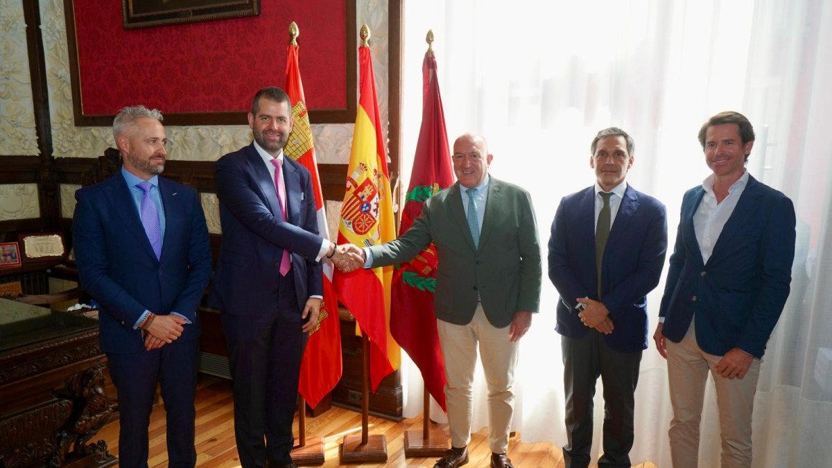 Uruñuela y Barquín, en ambos extremos durante la reunión en el Ayuntamiento.