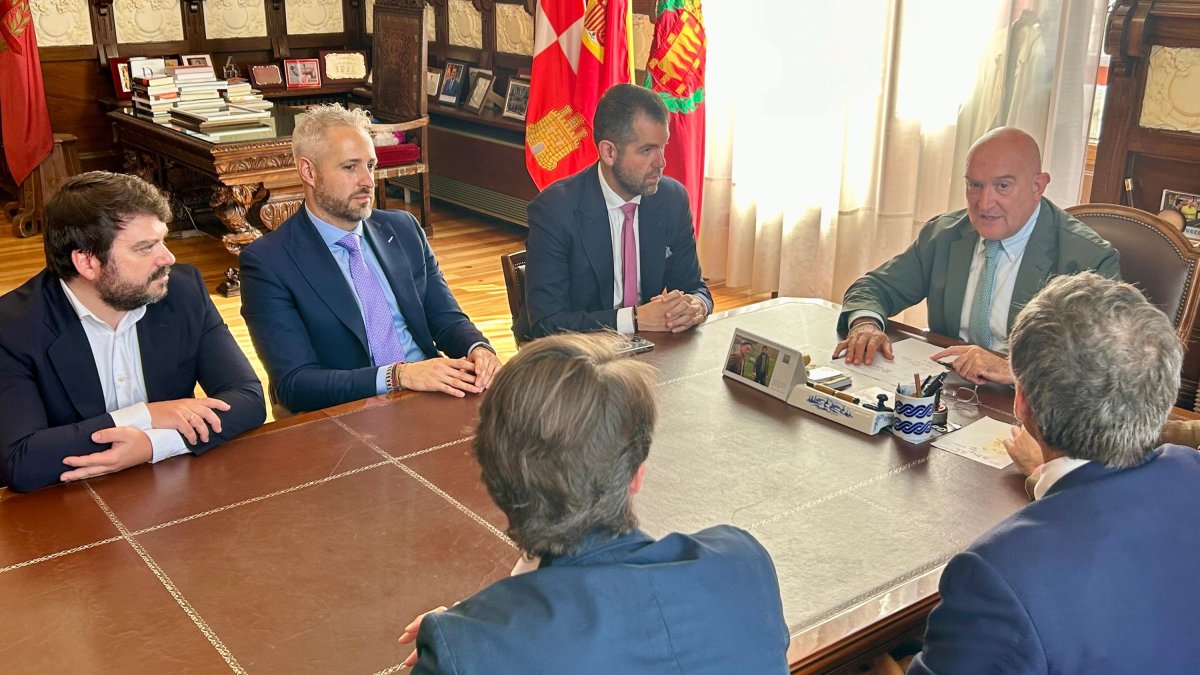 García, Uruñuela, Solares, Carnero y, de espaldas, Barquín y Benzaquen, en su reunión del jueves.