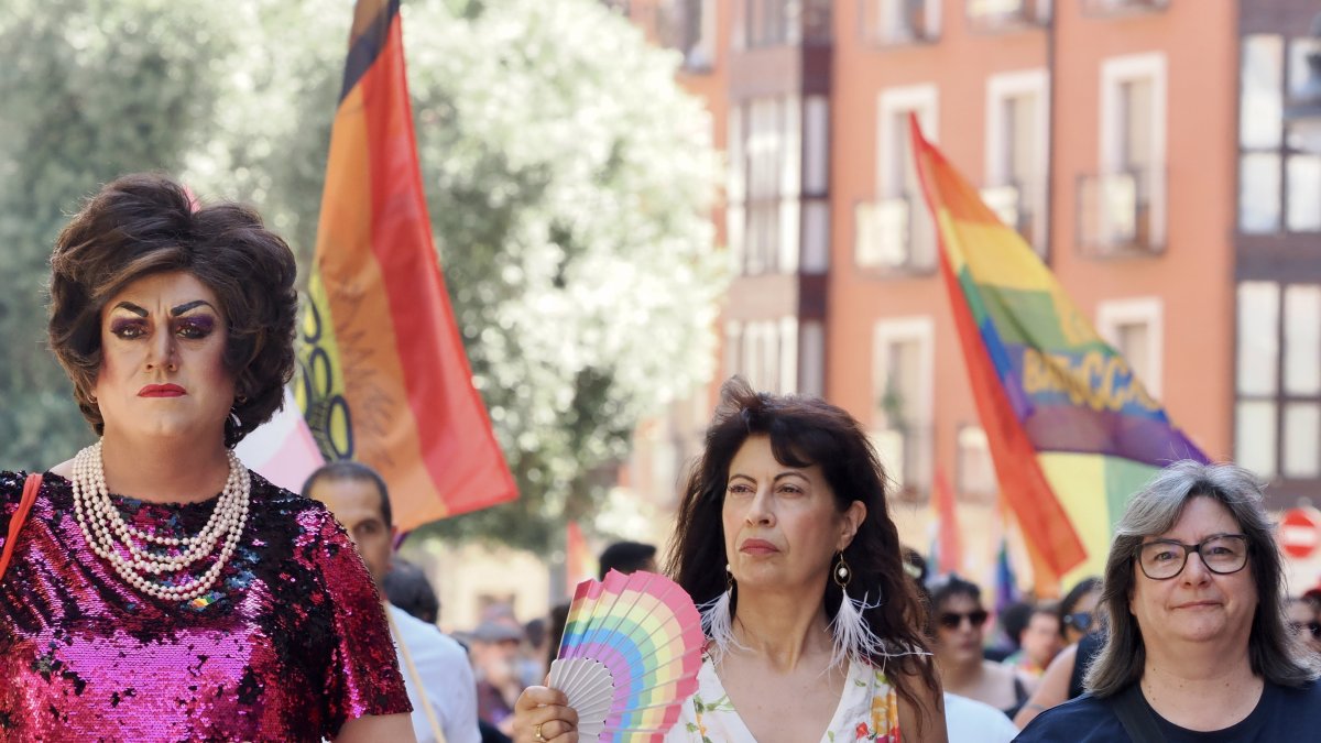 La ministra de Igualdad, Ana Redondo, asiste a la manifestación por el Día del Orgullo LGBTI.