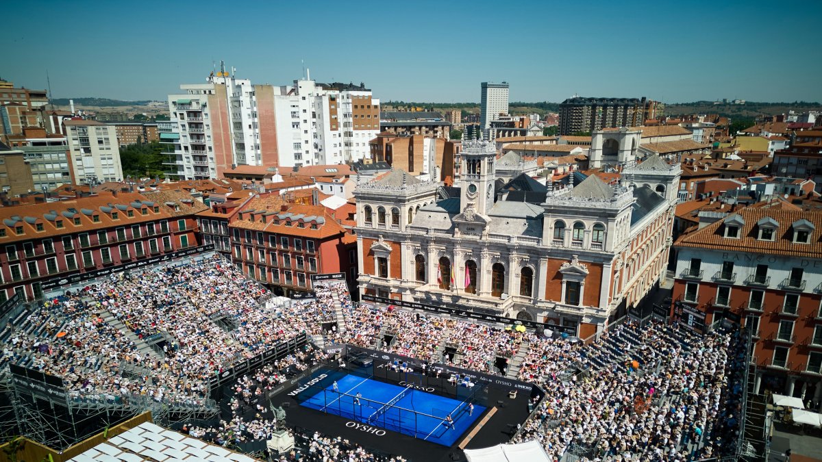 Pista de la Plaza Mayor de Valladolid llena para las semifinales masculinas del Valladolid Premier Pádel.