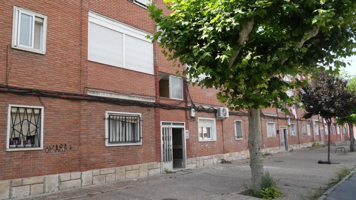 Bloque de viviendas que se va a rehabilitar en la calle Pavo Real.