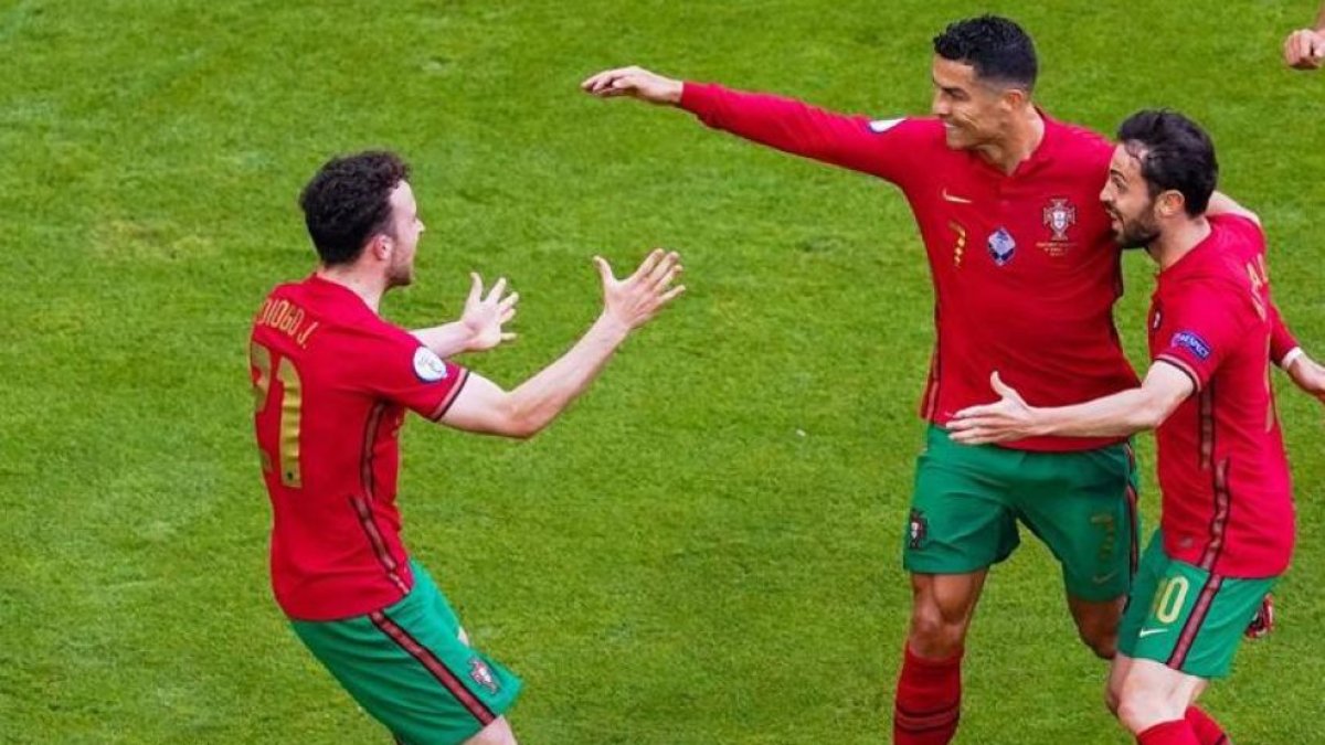 Cristiano Ronaldo y Diogo Jota celebran un gol junto a otros jugadores de la selección portuguesa