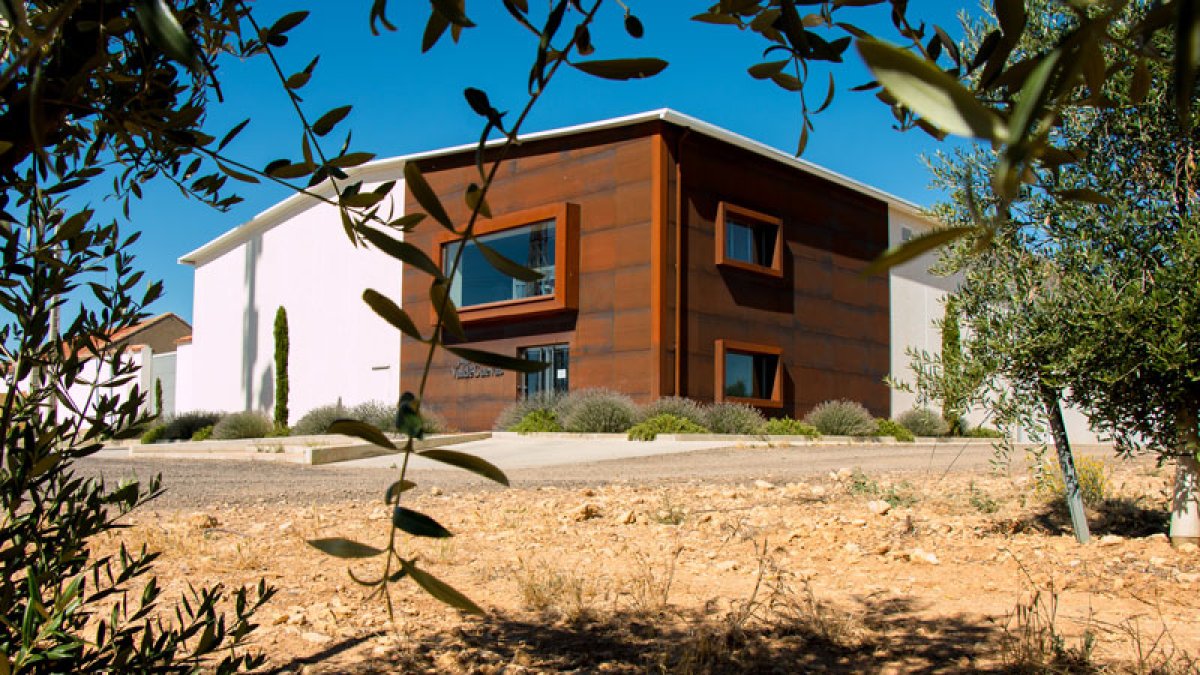 La almazara, emplazada en Medina de Rioseco (Valladolid), se levantó en 2011, tres años después del nacimiento del proyecto, siendo la primera de Castilla y León