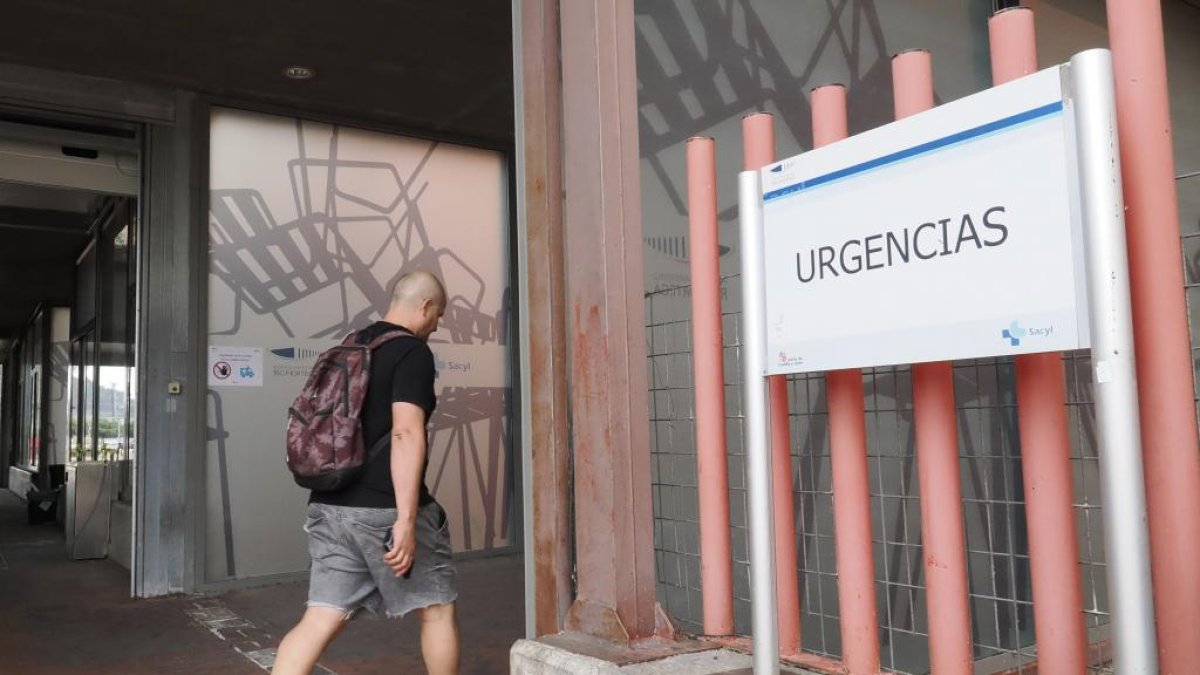 Una persona accede al servicio de Urgencias del Río Hortega de Valladolid