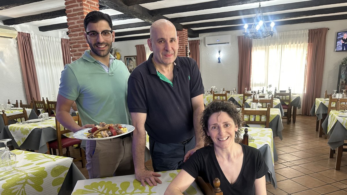 Víctor y su hijo Ismael, junto a la madre y jefa de cocina Belén Gutiérrez, en el comedor del restaurante.
