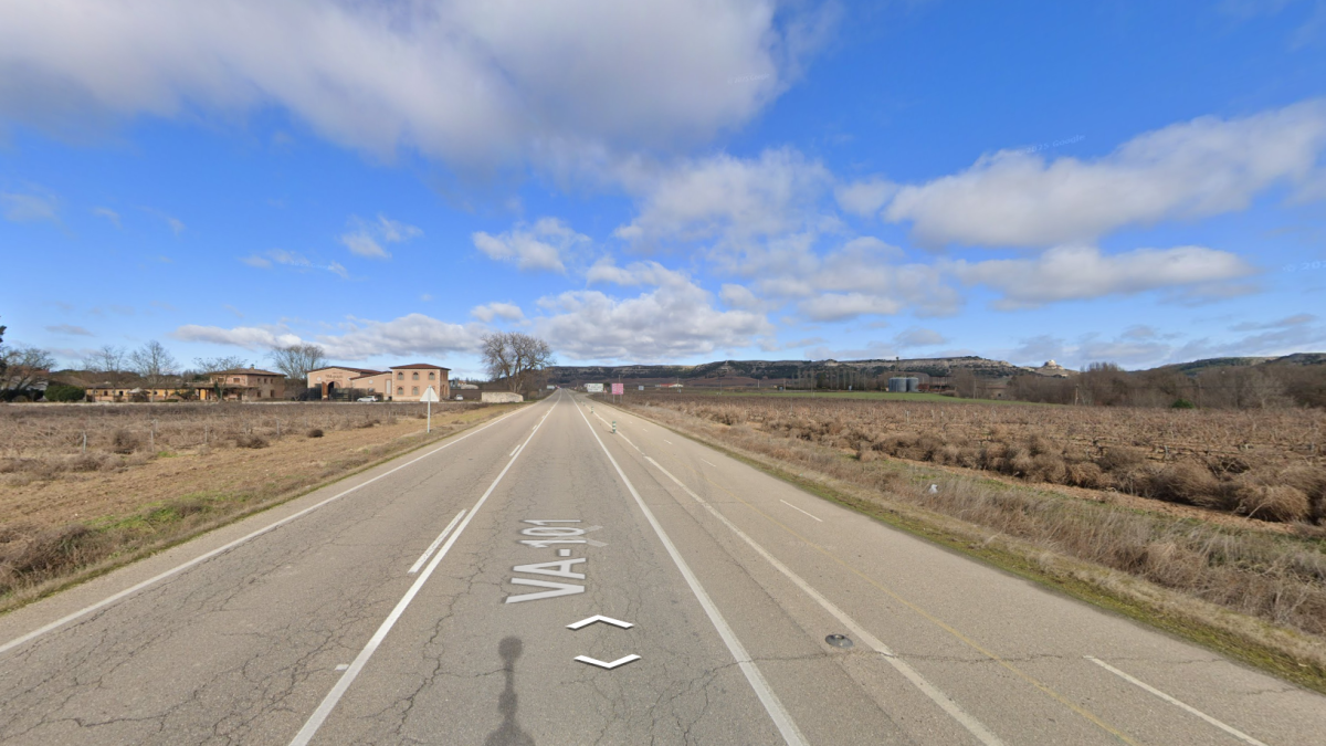 Carretera VA-101, en el kilómetro 1, a las afueras de Peñafiel (Valladolid).