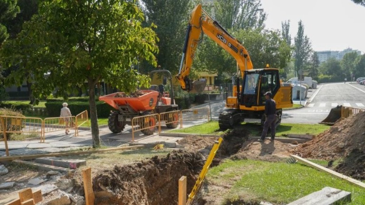 Obras de la red de calor en la calle Mariano García Abril en Huerta del Rey.