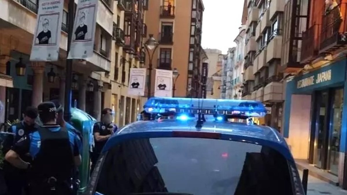 Agentes de la Policía Local en un altercado en la calle Pasión en una imagen de archivo,