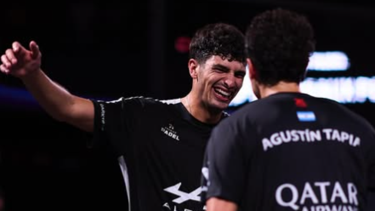 Coello celebra junto a Tapia su 35º título en Burdeos.