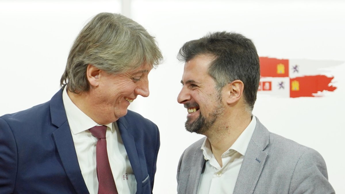 El secretario general del PSOE de Castilla y León, Luis Tudanca, y el secretario general electo de la formación, Carlos Martínez.