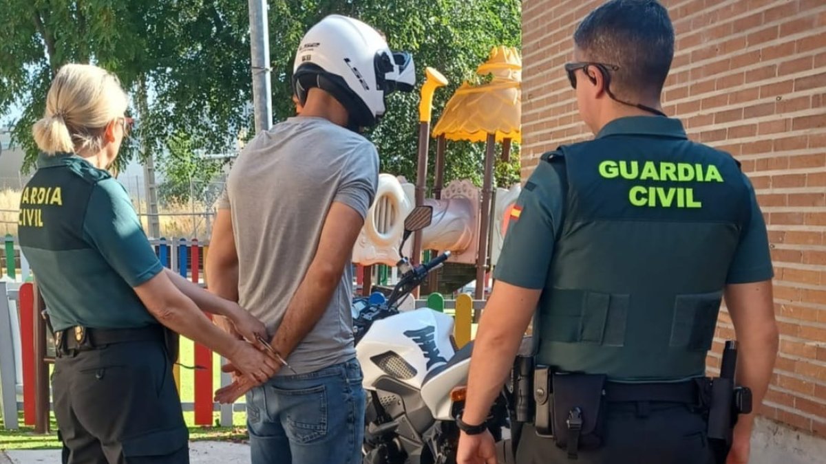 Uno de los dos detenidos por la Guardia Civil.