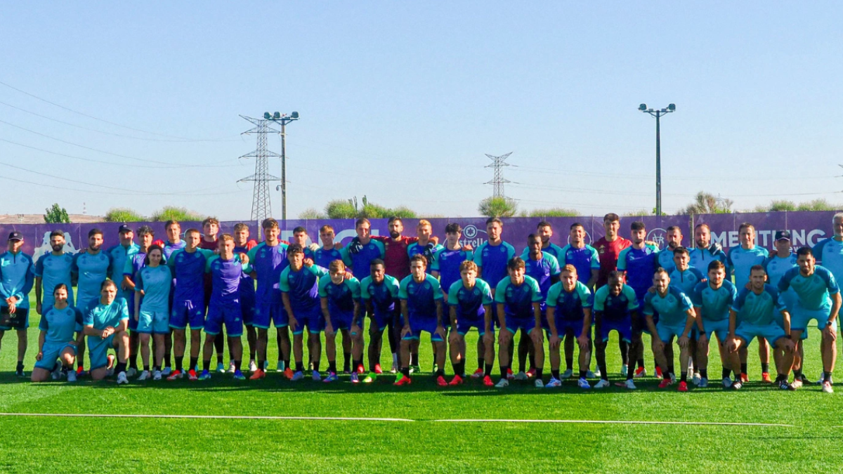 Foto grupal en el primer entrenamiento de la temporada 2025/2026.