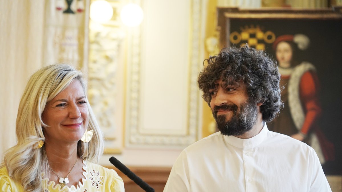 La concejala de Educación y Cultura, Irene Carvajal, junto al nuevo director artístico del Teatro Calderón de Valladolid, José María Esbec Martín